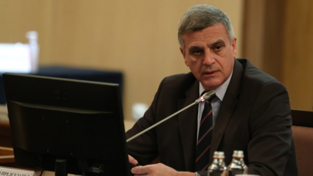 Министърът на отбраната и бивш служебен премиер Стефан Янев заедно