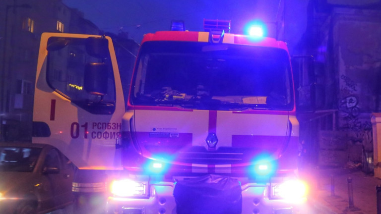 Пожар пламна вчера вечерта в завод в Карлово, който се намира
