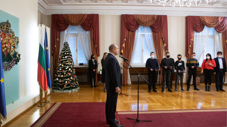 Радев към младежите от Рояк: Давате ни вяра, че живеем в хуманно и солидарно общество