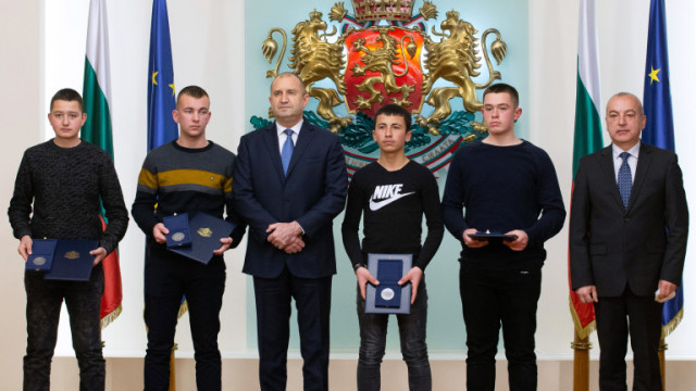 Румен Радев връчи Почетния знак на президента на младежите спасили