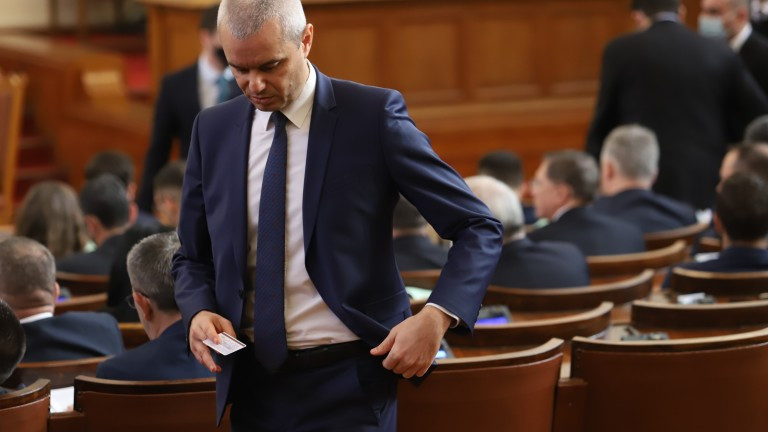 За втори път от трибуната на парламента Костадинов заплаши с революция