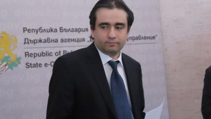 Министърът: Не е вярно, че чипът е по желание