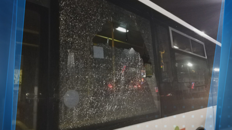 Задържаха 16-годишен младеж заради стрелбата по три автобуса в Пловдив, съобщават от