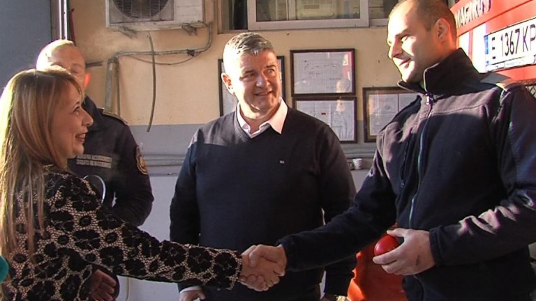 Пожарникарите, спасили хората от горящия блок в Благоевград, станаха първите