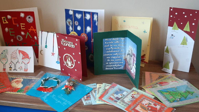 Ученици от Варна зарадваха болни деца с ръчно изработени картички за Рождество