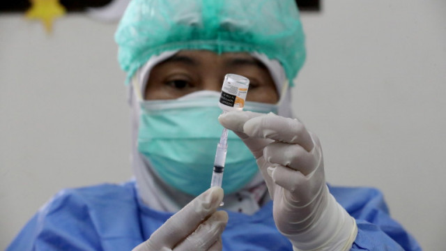 Три дози от ваксината CoronaVac на китайската компания Sinovac не