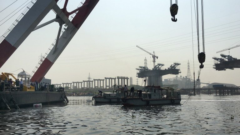 Най-малко 32-ма души са загинали в петък при пожар на ферибот,