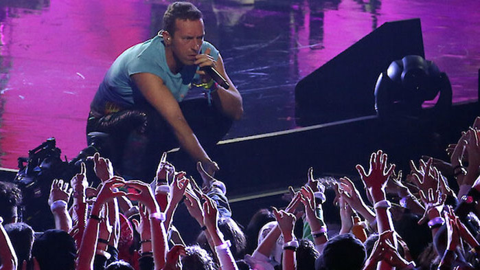 Фронтменът на Coldplay Крис Мартин обяви в четвъртък, че легендарната