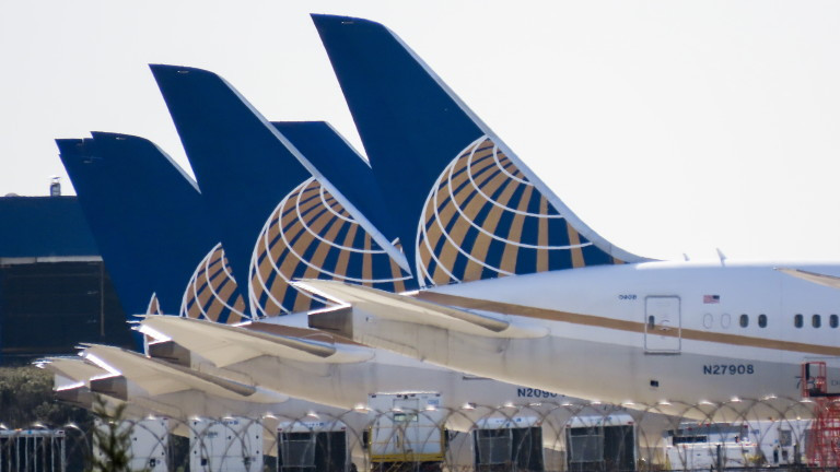 Авиокомпании са отменили над 2000 полета в петък, създавайки хаос