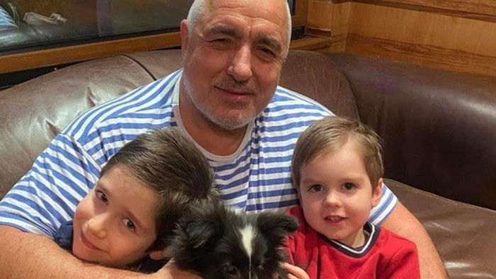 Весел празник на Вас и на Вашите семейства“. Това написа