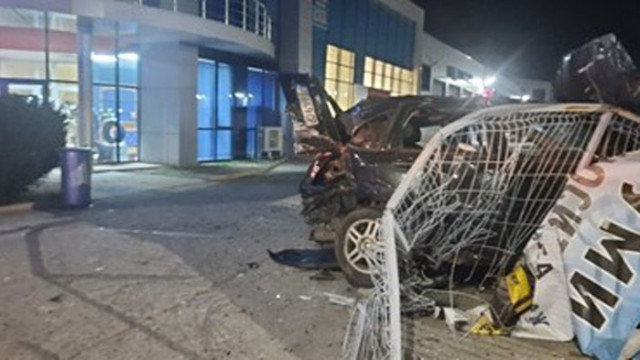 Кола се заби в шоурум до затвора в Пловдив, водачът избяга