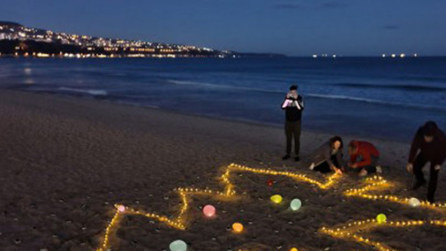 Фотографи отново зарадваха варненци със светеща коледна елха на плажа (видео)