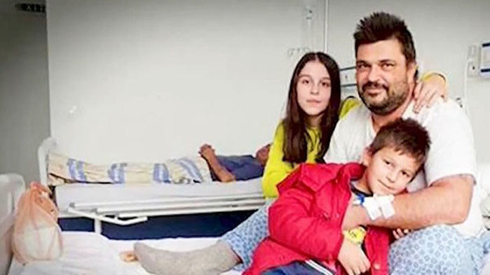 Светлозар Дончев е баща на две деца. Той е самотен