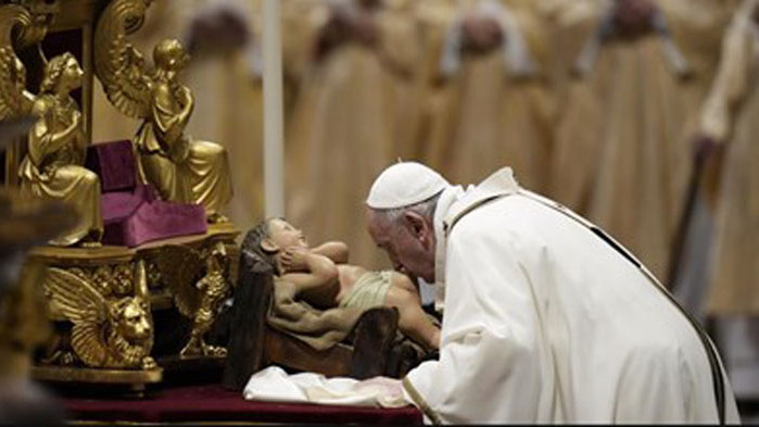 Папа Франциск се опитва да окуражи семейните двойки, като признава,