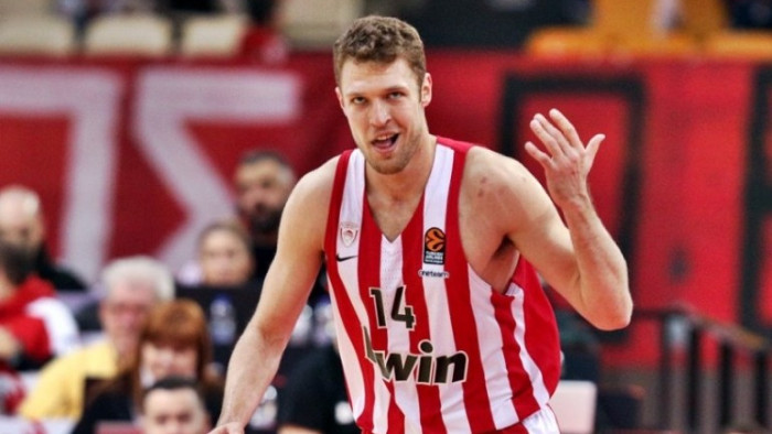 Александър Везенков и Олимпиакос си проправиха път до полуфиналите в