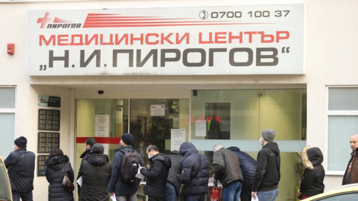 Пак опашка за ваксинация пред "Пирогов", изчерпаха се ваксините на "Пфайзер"