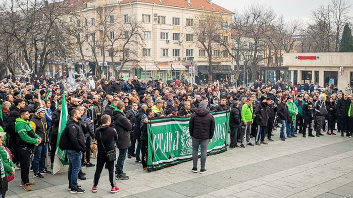 Хиляди фенове протестираха Александър Николов се уплаши и не дойде