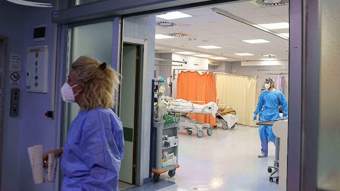 Рискът, който представлява бързо разпространяващият се вариант на коронавируса Омикрон