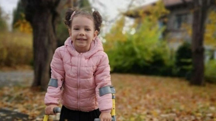 Родителите на малката София благодарни на дарителите, събраха парите за операцията