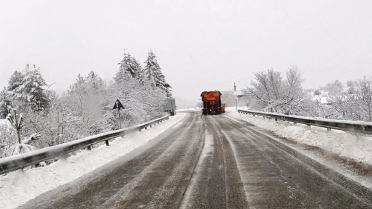 Близо 250 машини обработват настилките в районите със снеговалеж, съобщават от