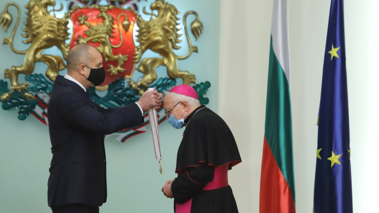 Президентът Румен Радев удостои с орден Мадарски конник - първа