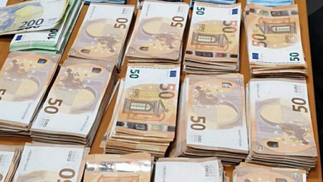 Митничарите задържаха контрабандна валута с левова равностойност 404 144 лв