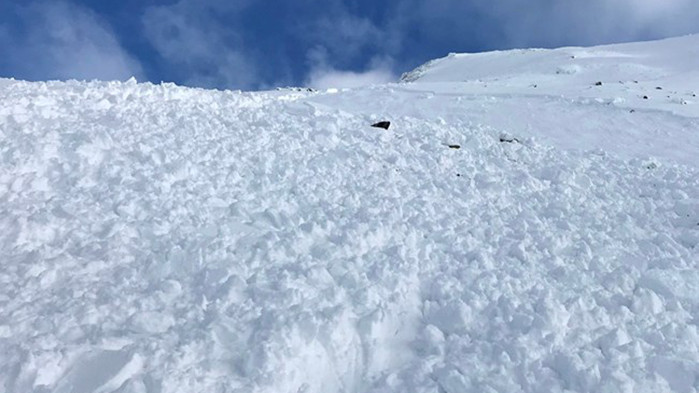 Трима души бяха повлечени и частично затрупани от лавина на Мальовица (СНИМКИ)