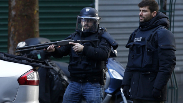В Кале около стотина мигранти нападнаха полицаи  които провеждаха операция за разрушаване