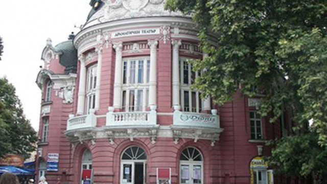 Драматичният театър във Варна започва новата 2022 година с две