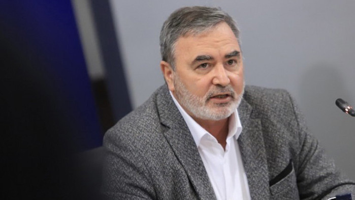 Пълен локдаун или прекъсване на учебния процес заради Омикрон“ към