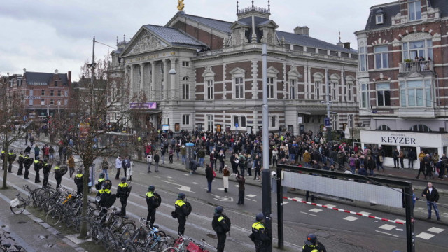 Над две дузинa души бяха арестувани в Амстердам по време на протест