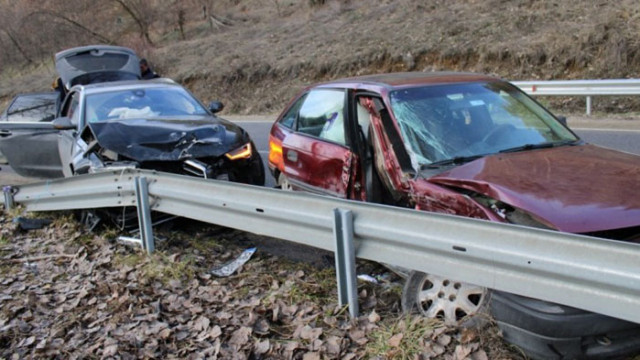 Двама пострадаха пожарникари рязаха ламарини за да извадят затисната жена