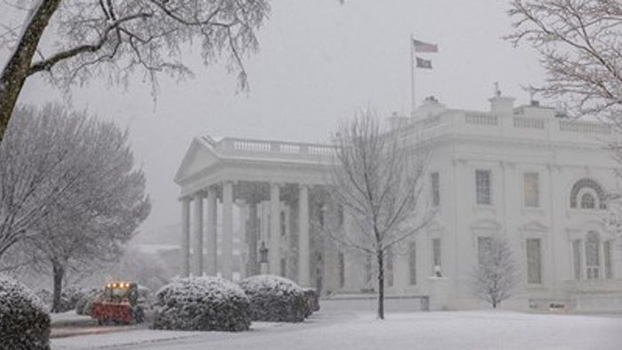 Снежна буря връхлетя днес американската столица Вашингтон и региона й,