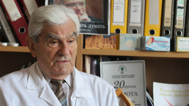 Акад. Петрунов: По-големият брой ваксинирани ще ограничи мутациите на вируса