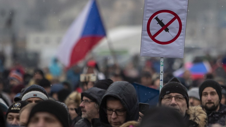 Хиляди чехи на протест срещу задължителната COVID ваксинация