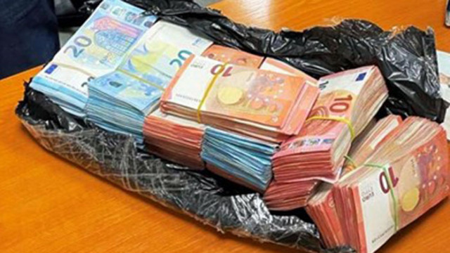 Митничари откриха 190 000 недекларирани евро при проверка в района