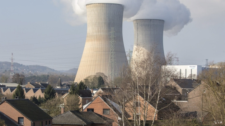 Германия затвори три от останалите си шест атомни електроцентрали точно