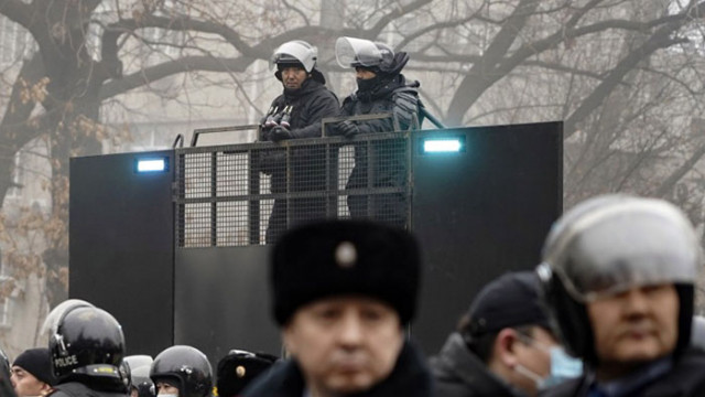 Властите елиминираха десетки протестиращи загинаха и 12 полицаи Продължават кръвопролитията