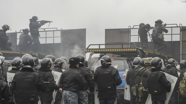 Полицията в най големия казахстански град Алмати съобщи че е арестувала около 2000