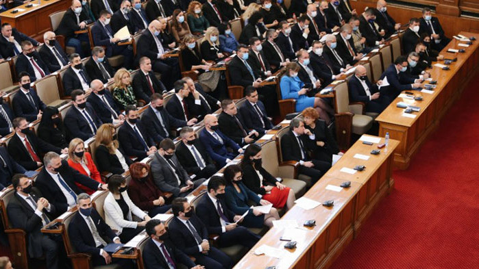 Правната комисия реши: Депутатите в НС само със зелен сертификат