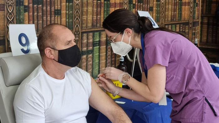 Румен Радев се ваксинира с трета бустерна доза. Това разкриха