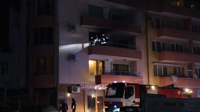 Една жена е с обгазяване след пожар в кооперация в