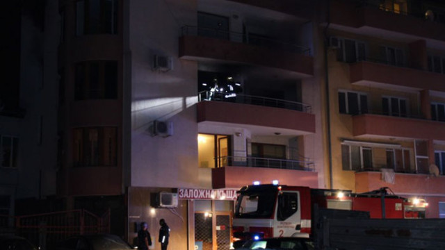 Една жена е с обгазяване след пожар в кооперация в
