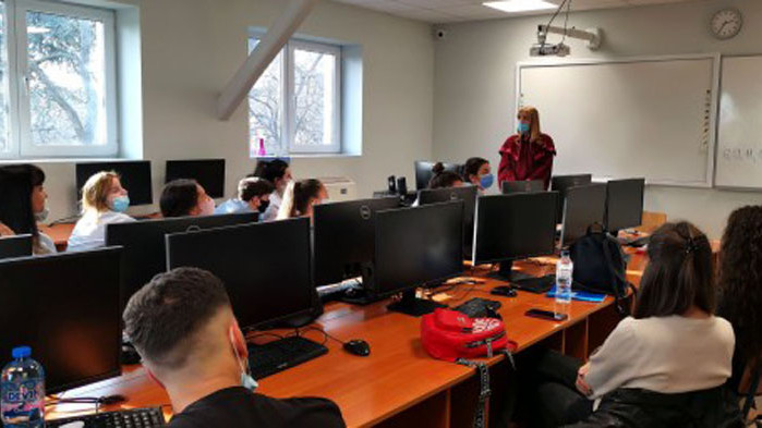 Прокурори проведоха срещи с дванадесетокласници от Варна (СНИМКИ)