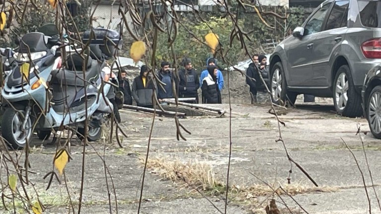 Заловиха 43 афганистанци в микробус
