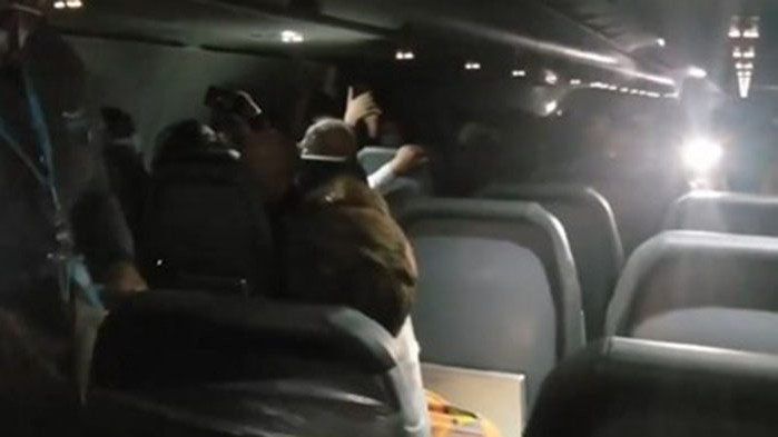 Пътник се приземи залепен с тиксо за седалката си в