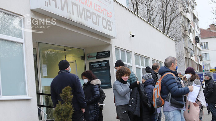 Дълга опашка от чакащи за ваксина в съботния ден