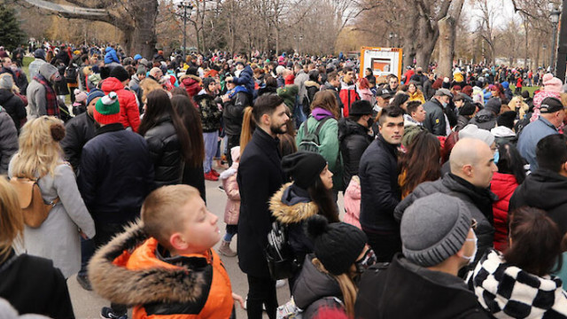 Стотици искат да гледат дефилето на пернишките сурвакари в Борисовата