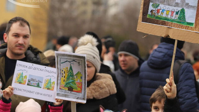 Жители на квартал Овча купел излязоха на протест днес срещу