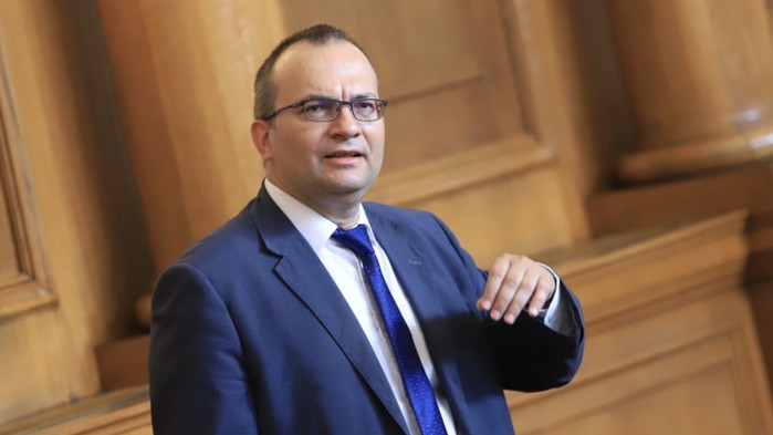 От мой въпрос става ясно, че има 5216 работещи пенсионери